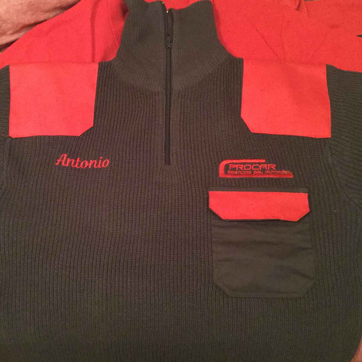 bordado jersey negro y rojo con logo de procar hecho por la agencia jac publicidad en nambroca